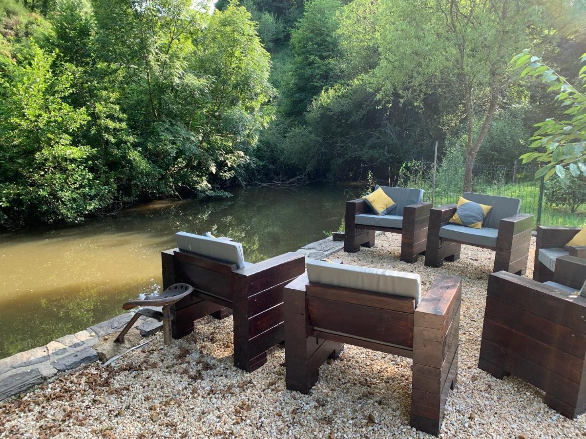 Au Bord De La Rivier